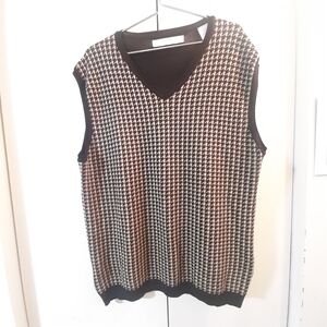 Perry Ellis Portfolio V-neck sleeveless pullover vest. Classic houndstooth Print